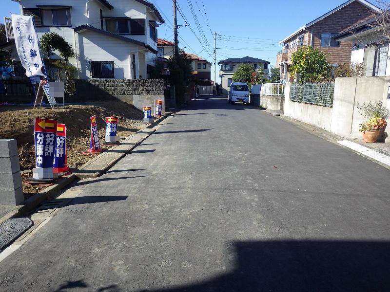 Local photos, including front road. Spacious front road width 6.0m