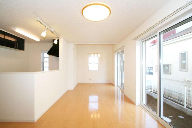 Kitchen. Be in the housework you can see how the child face-to-face kitchen