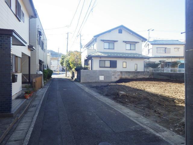 Local photos, including front road. No difference in height between the road