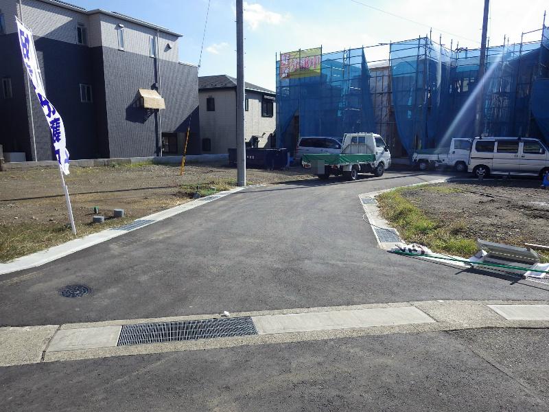 Local photos, including front road. Road in the subdivision is 4.5m width