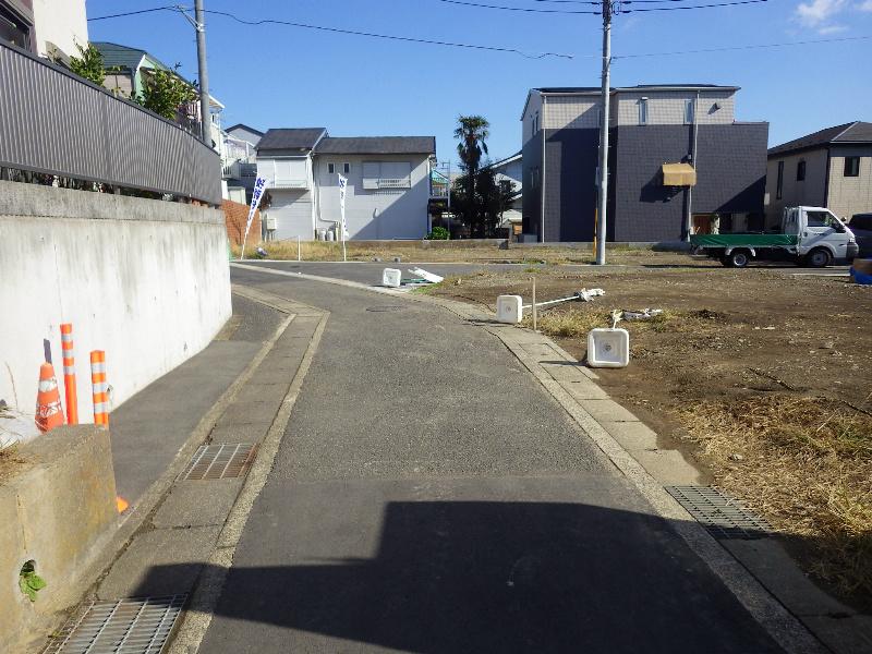 Local photos, including front road. Subdivision before the city road is 4m width