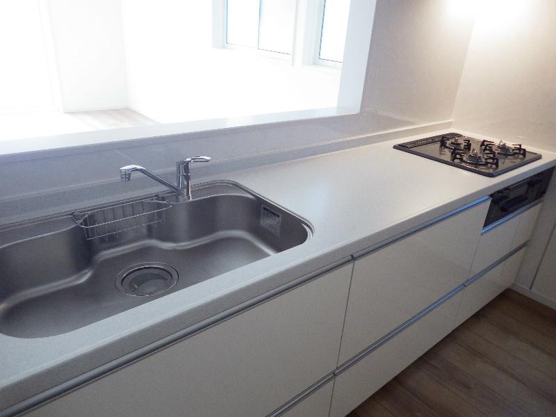 Kitchen. Glad counter kitchen (Photo is 2 Building)