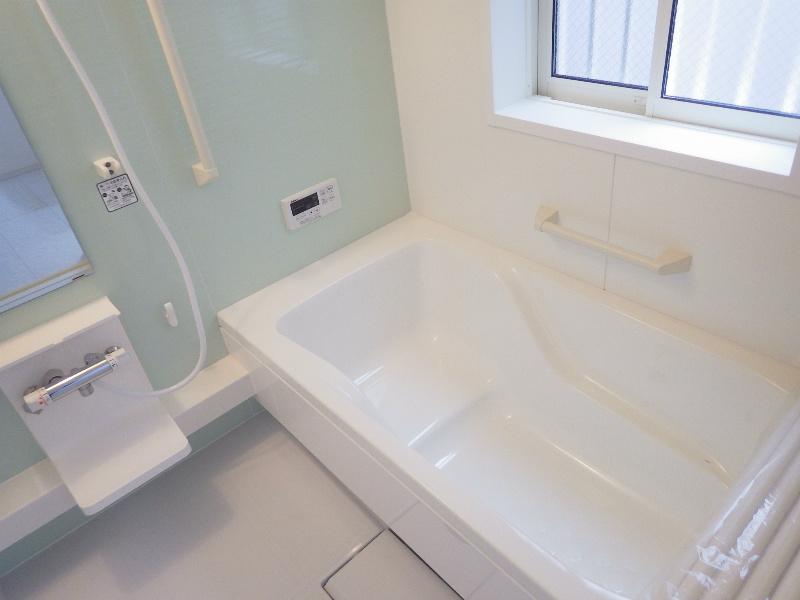 Bathroom. Spacious bath of size (Photo is 2 Building)
