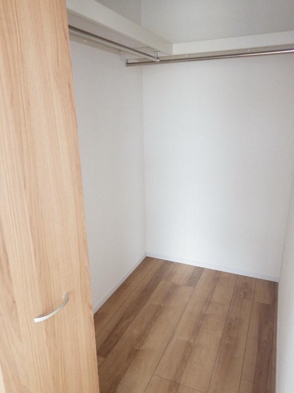 Receipt. Walk-in closet construction cases