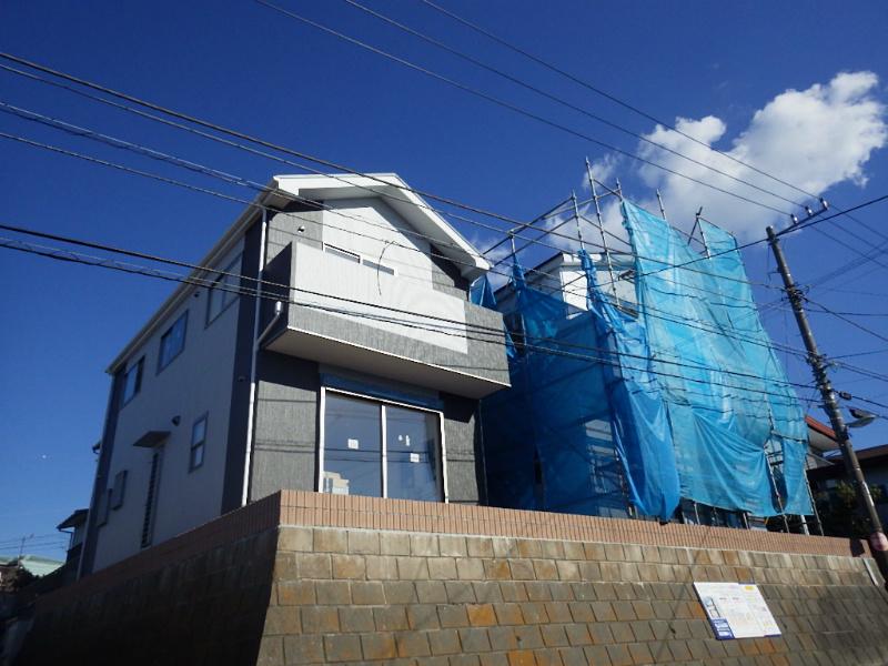 Entrance. There is a feeling of opening because of the hill.