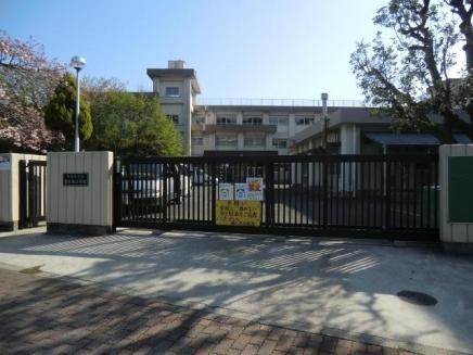 Primary school. 1039m to Yokosuka City crane Kubo Elementary School