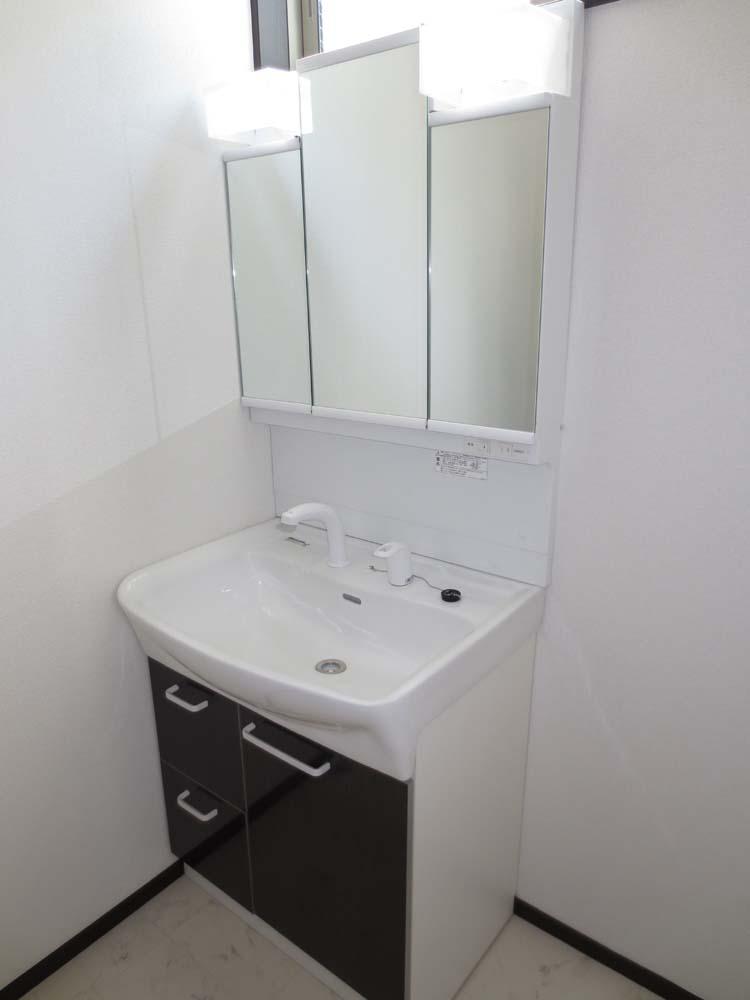 Wash basin, toilet. Indoor (March 2013) Shooting