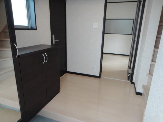 Entrance. A spacious entrance. Shoes BOX