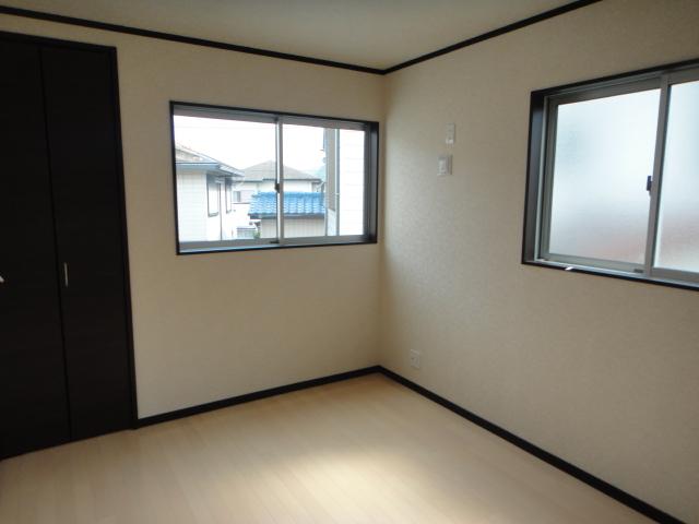 Non-living room. Second floor bedroom. Yang per good.