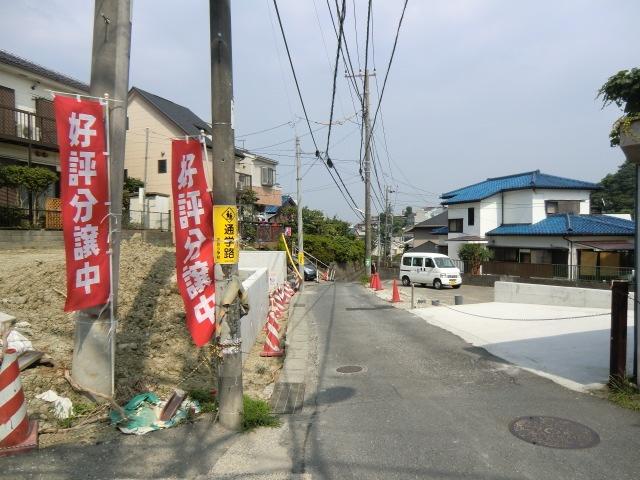 Local photos, including front road. Front road for the south, Yang per good