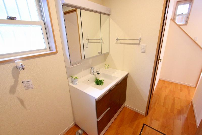 Wash basin, toilet. Indoor (12 May 2013) Shooting