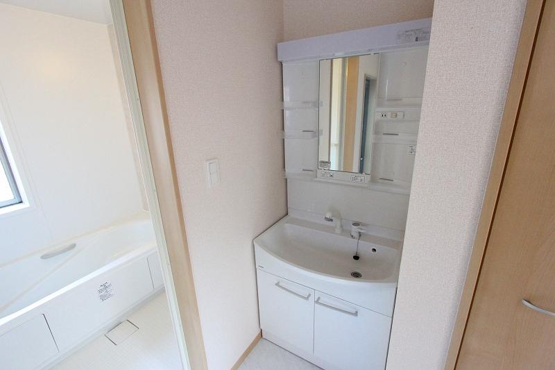 Wash basin, toilet. Indoor (12 May 2013) Shooting