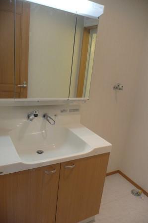 Wash basin, toilet. Indoor (12 May 2013) Shooting