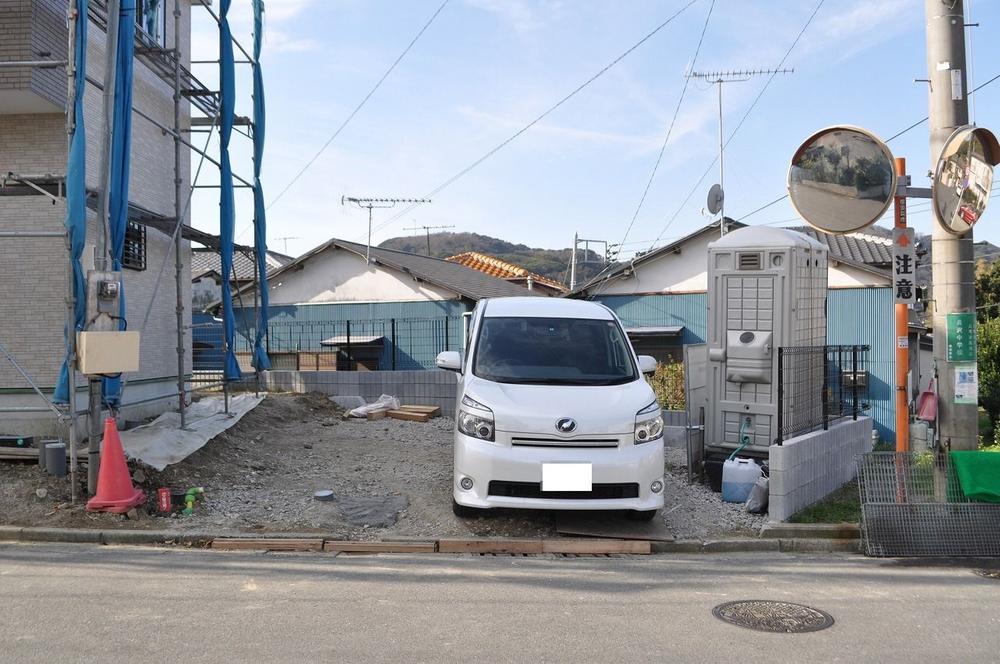 Parking lot. Two units also large vehicles. It is a front 6m, Space is enough.