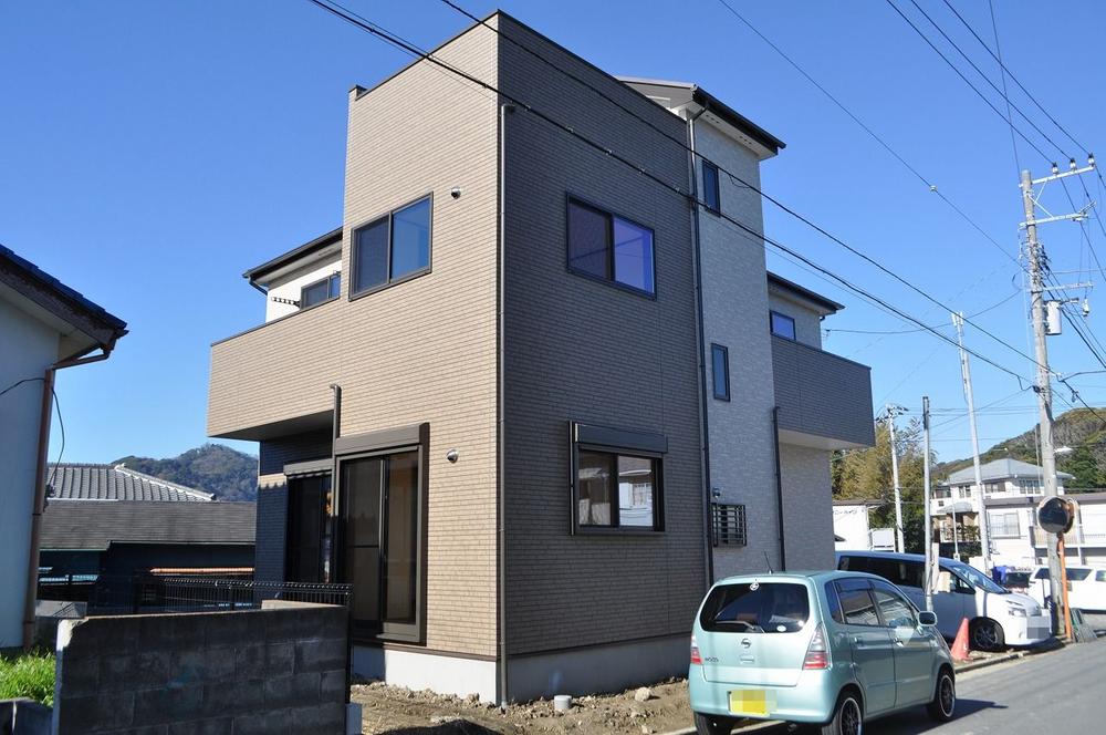 Local photos, including front road. Unabashedly at the height difference with the West does not care about the eyes on life because there a little.