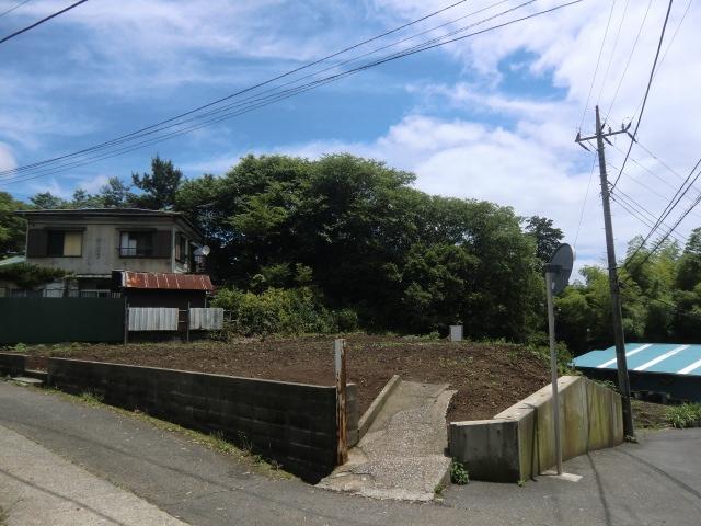 Local land photo. About 40cm height difference between the road