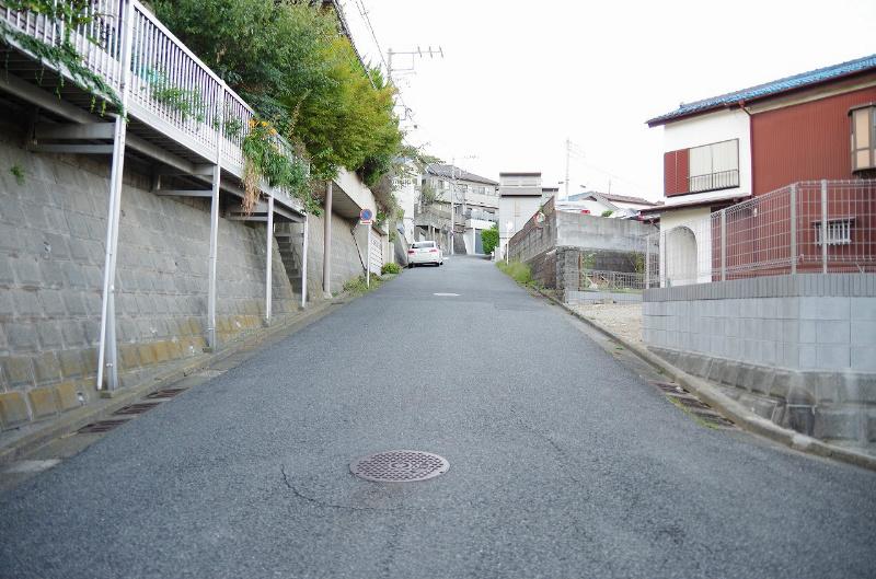 Local appearance photo. 2 Train Station is available.