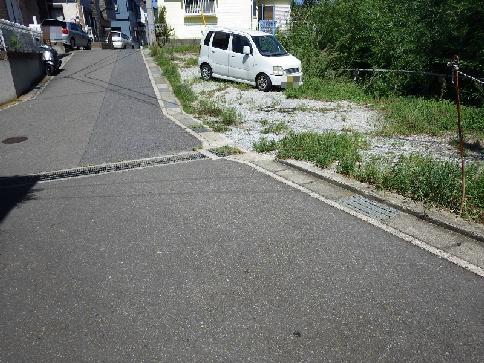 Local photos, including front road. Front road width 4m