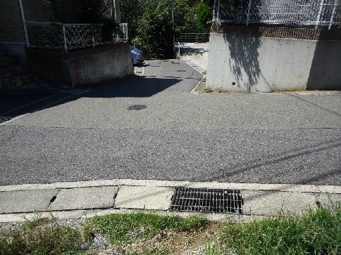 Local photos, including front road. The back of the three-way intersection, It is a shortcut to the bus stop if Orire the stairs
