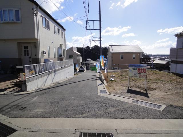 Local photos, including front road. Local whole photo