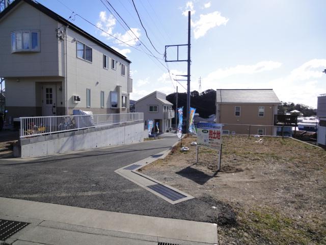 Local photos, including front road. Local whole photo