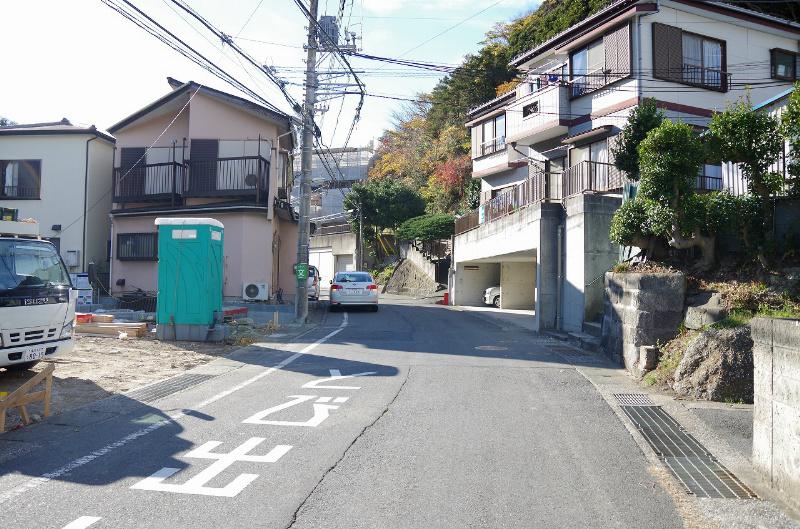 Local photos, including front road. Parking Easy!