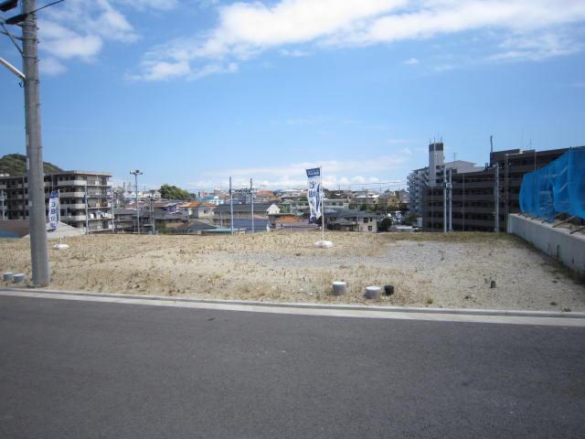 Local photos, including front road. There is no difference in height and the road