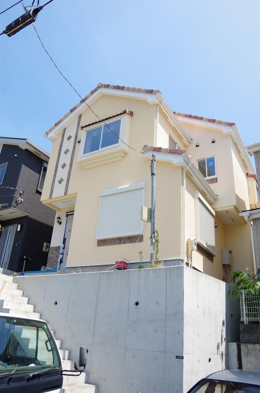 Local appearance photo. July outside the structure under construction!