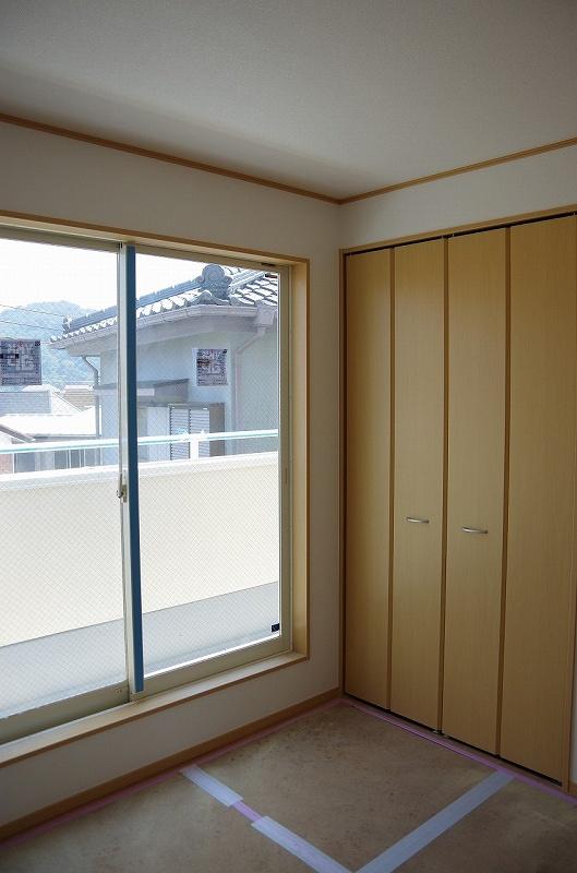 Non-living room. Western also bright!