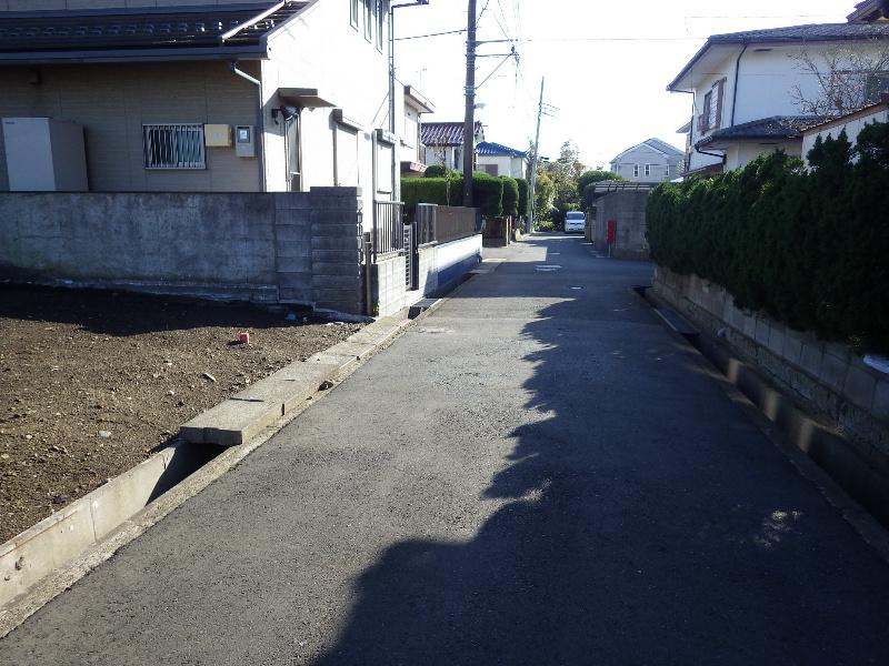 Local photos, including front road. Small front road of traffic is 4m width