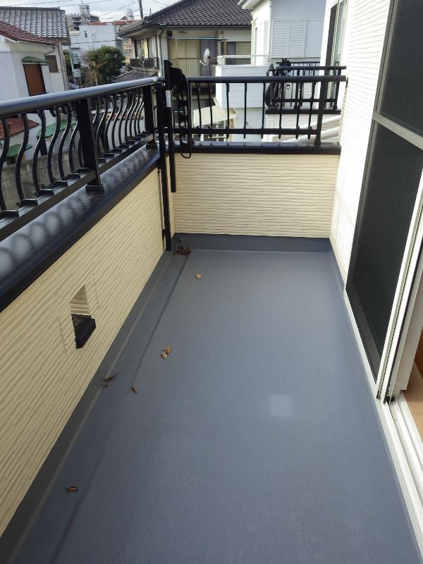 Balcony. Wide south balcony clothesline