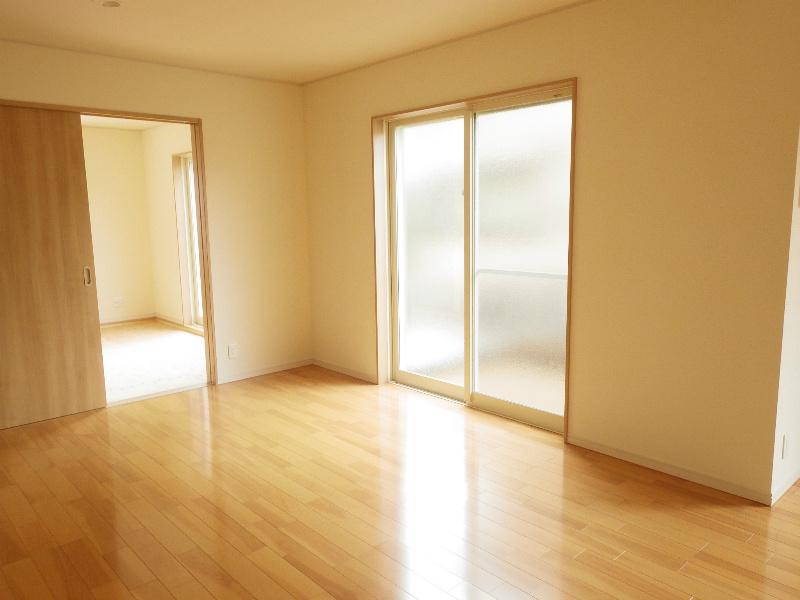 Living. Easy-to-use floor plan next to the living room is a Japanese-style room