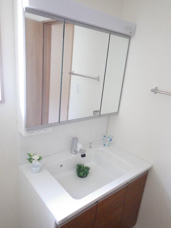 Wash basin, toilet. Vanity wide size