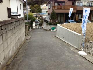 Local photos, including front road. Front road width 4m