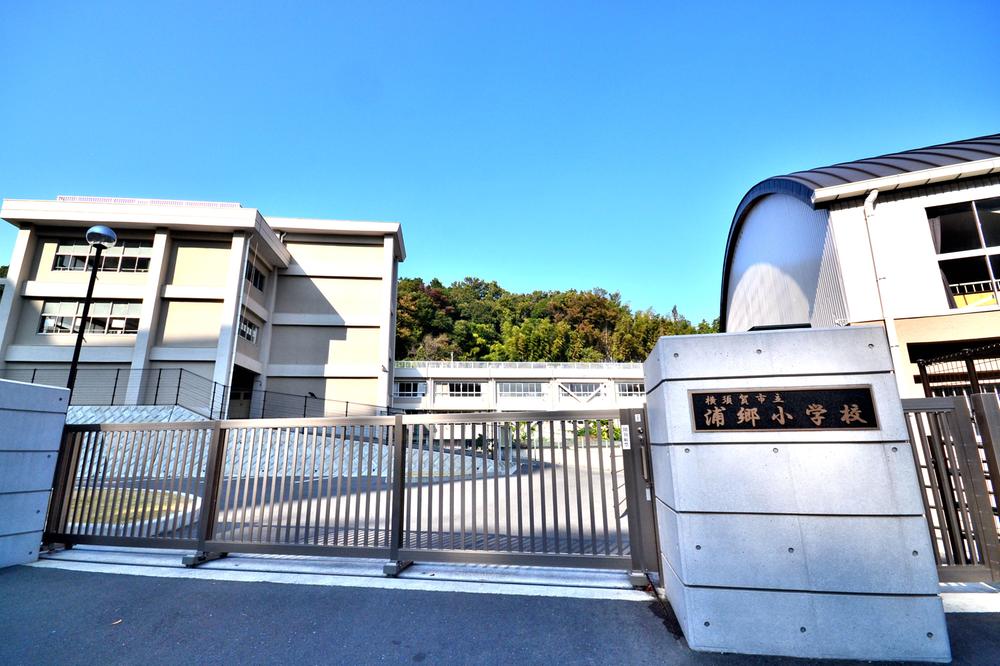 Primary school. Urago to elementary school 910m