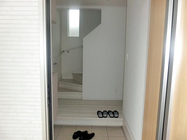 Entrance. Same specifications Photos