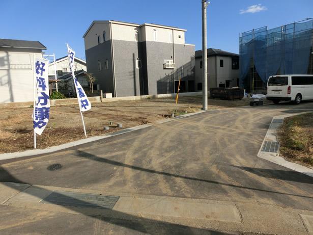 Local photos, including front road. Current Status photo (2013 December 24 shooting)