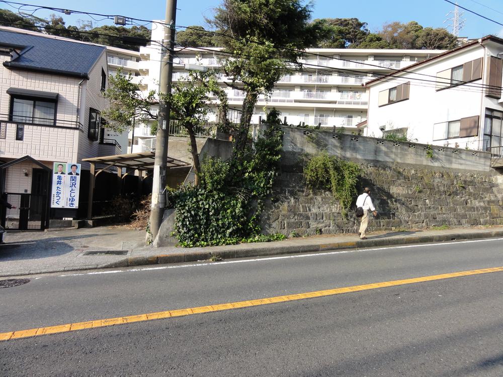 Local photos, including front road. 58 square meters more than the site.