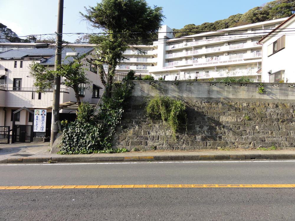 Local photos, including front road. Lots of the top of the stairs is flat.