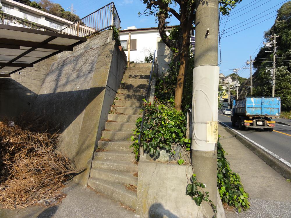 Local land photo. On top of the stairs, There is a flat land.