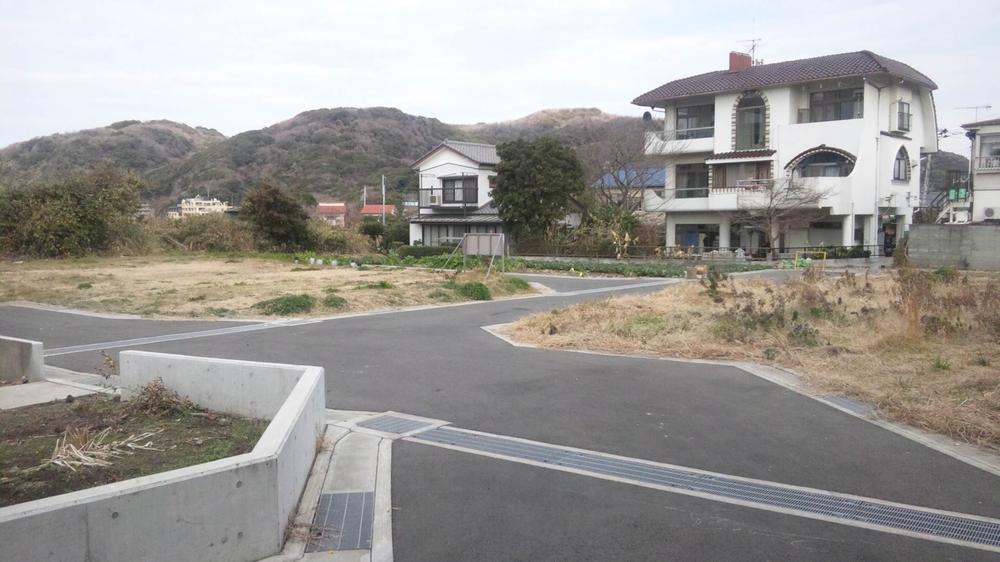 Local photos, including front road. Local (March 2011) shooting