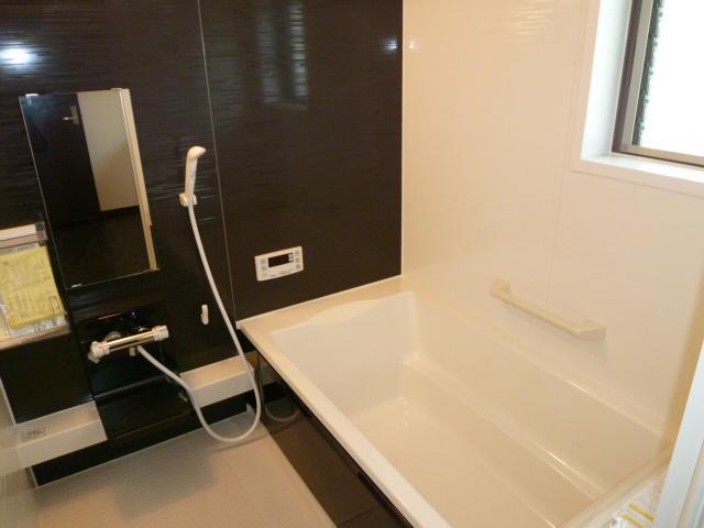 Bathroom. Stylish unit bus Building A