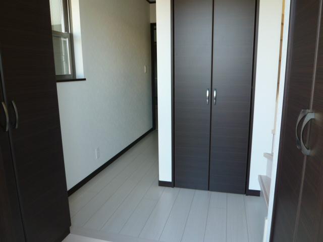 Entrance. Storage rich entrance