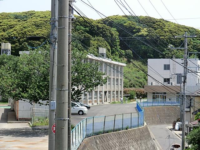 Junior high school. Uraga until junior high school 2100m Uraga junior high school, And you can draw the design of large lanterns or to show off playing in the festival is a proactive school to community activities.