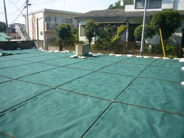 Local land photo. Local (July 2012) is shooting a quiet residential area.