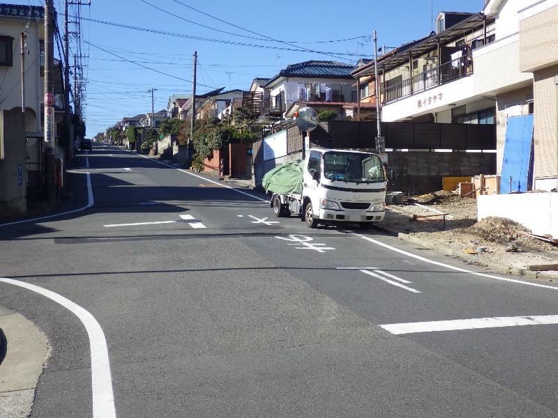 Local photos, including front road. Spacious width of the south front road 8m. It is at the foot of the hill