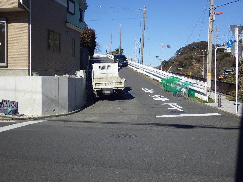 Local photos, including front road. East front road is 6m width