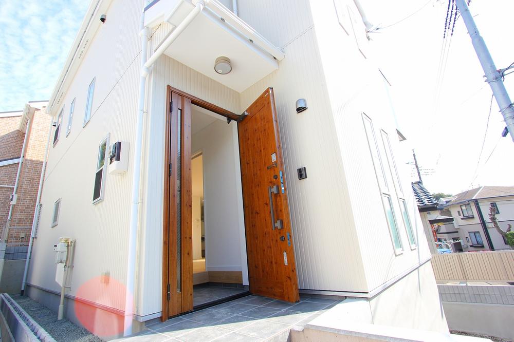 Entrance. Example of construction