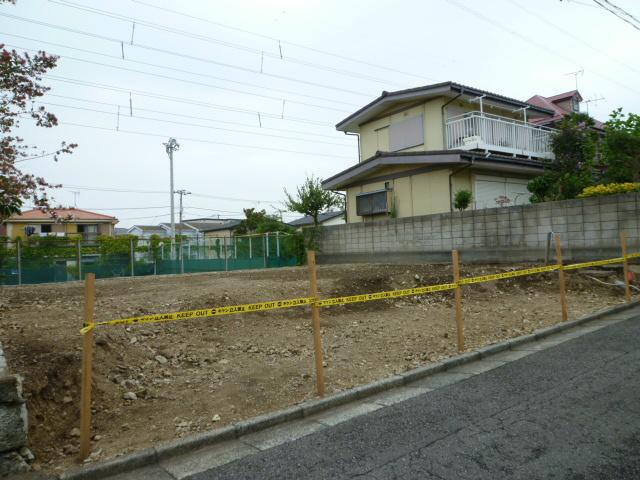 Local photos, including front road. Bright property of south road