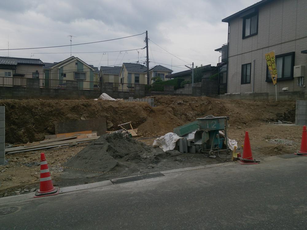 Local photos, including front road. Sunny local. It will enter in the future architecture!